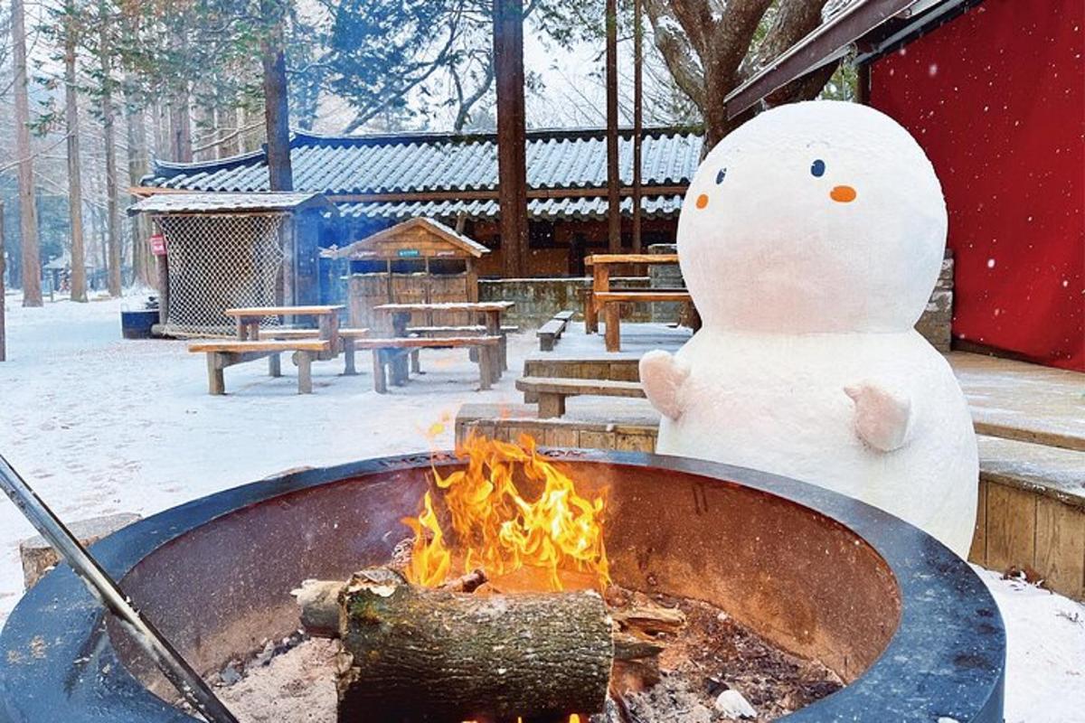 雪人站在火堆旁边