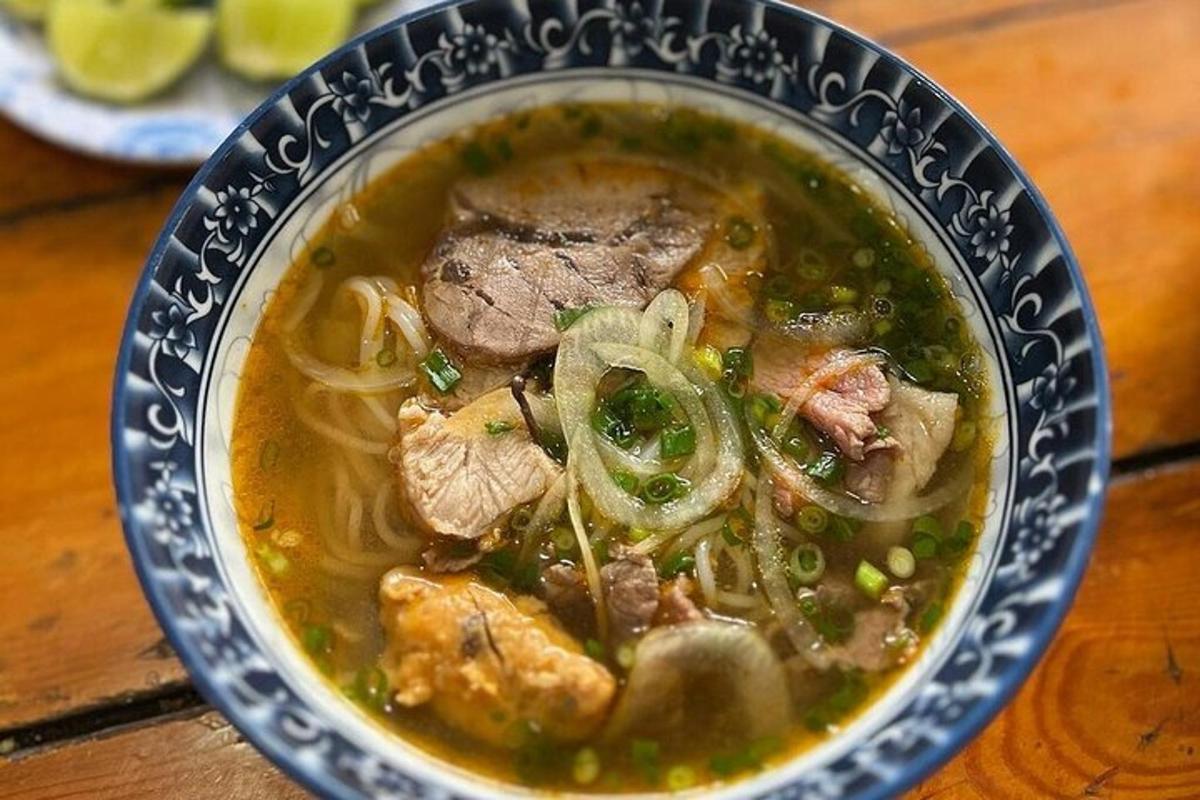 semangkuk sup dengan daging dan sayur-sayuran di atas meja