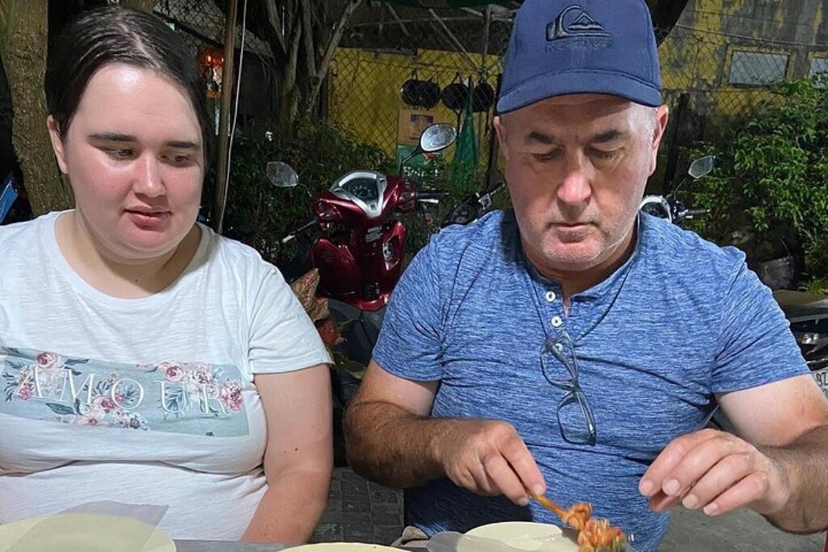 mees ja naine istuvad laua taga ja söövad toitu