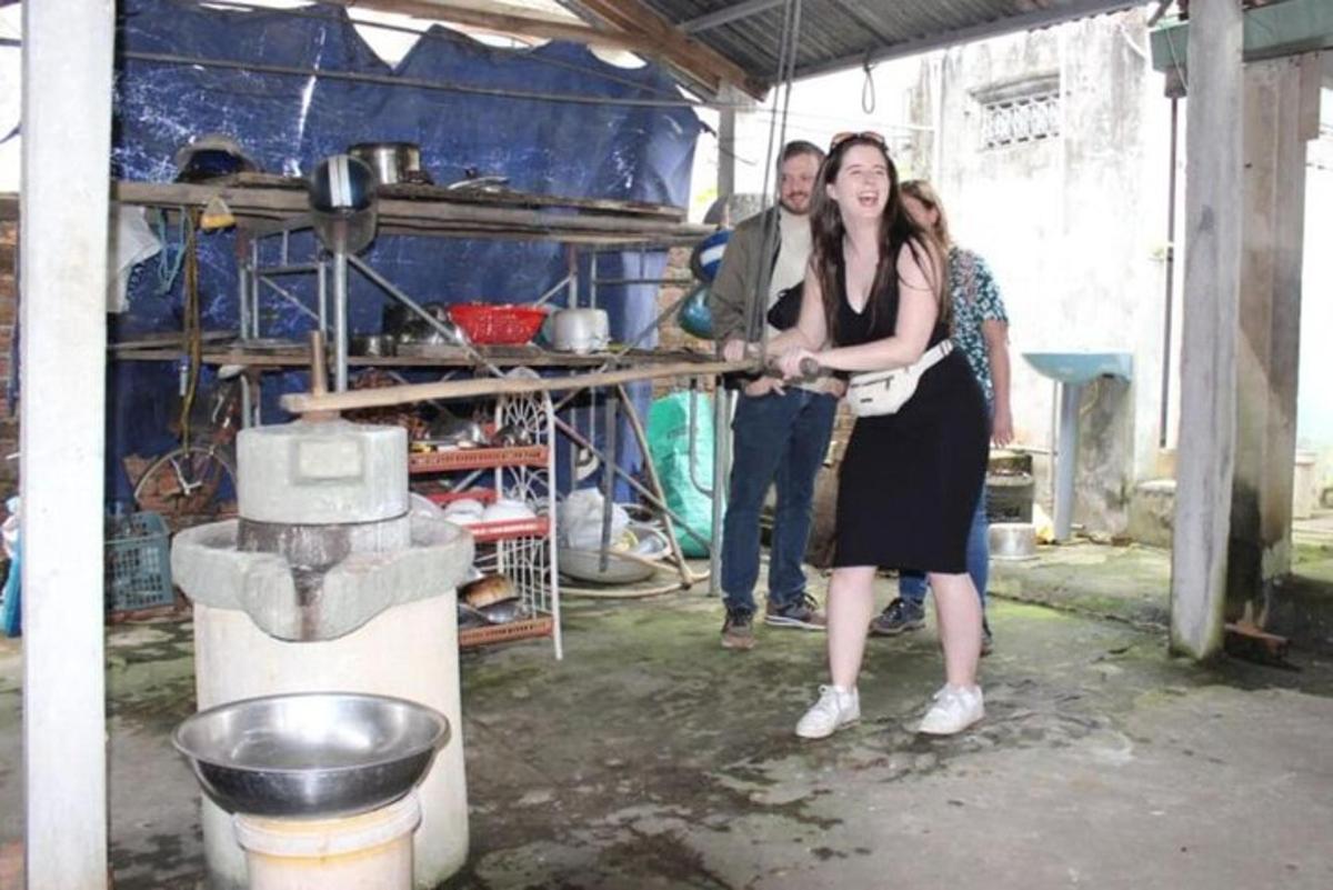 una donna in abito nero in piedi in una stanza