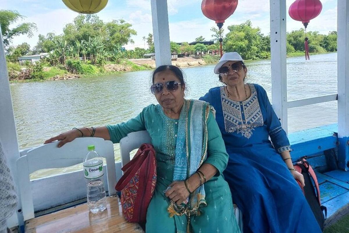 dua wanita tua duduk di atas perahu di atas air