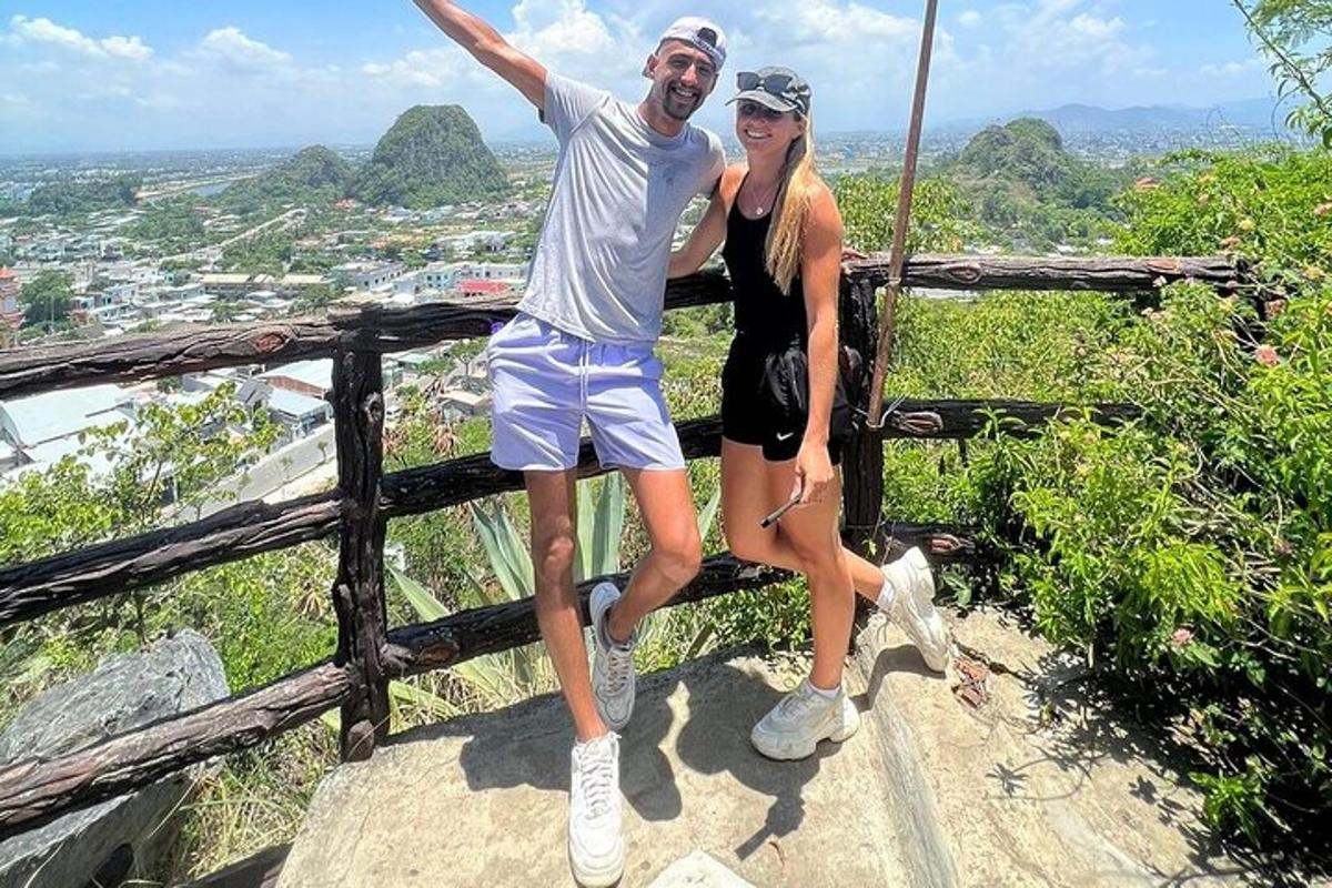 Un hombre y una mujer de pie en la cima de una montaña