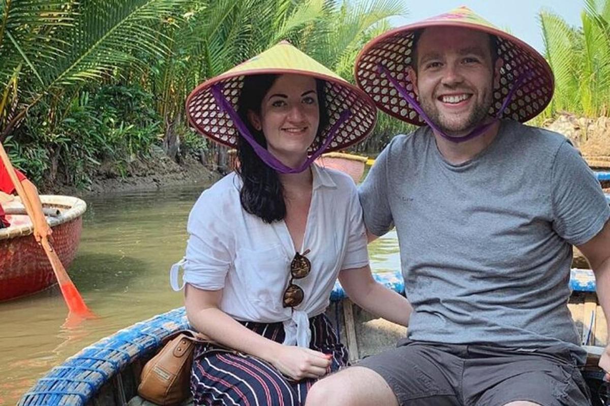 um homem e uma mulher usando chapéus em um barco