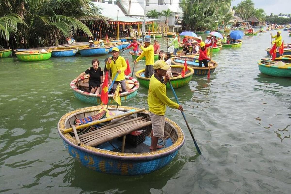 um grupo de pessoas em barcos na água