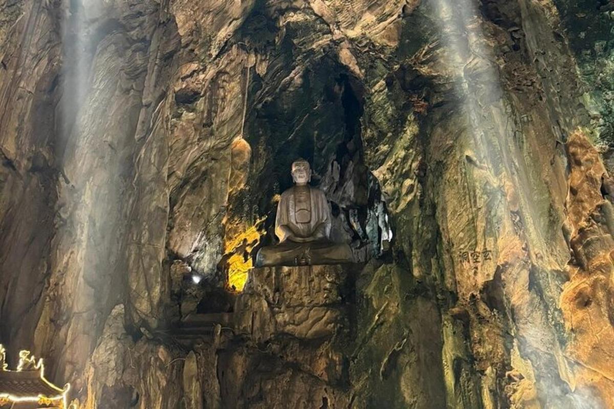 una estatua en medio de una cueva de roca