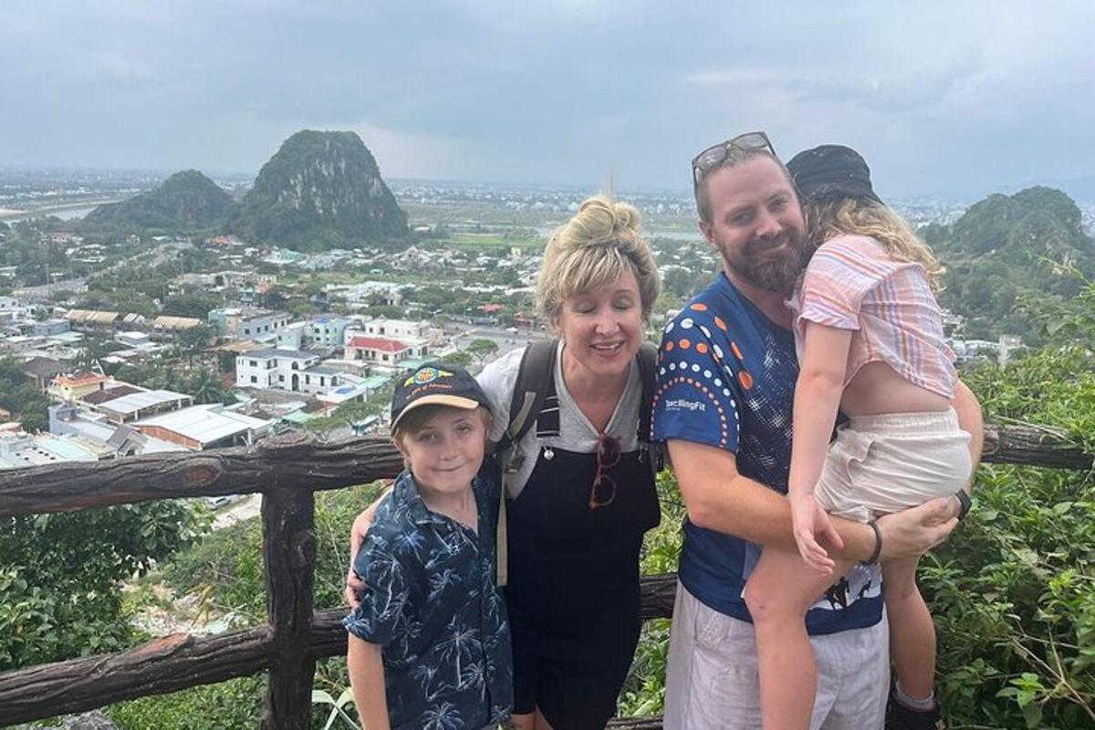 Una familia posando para una foto en la cima de una montaña