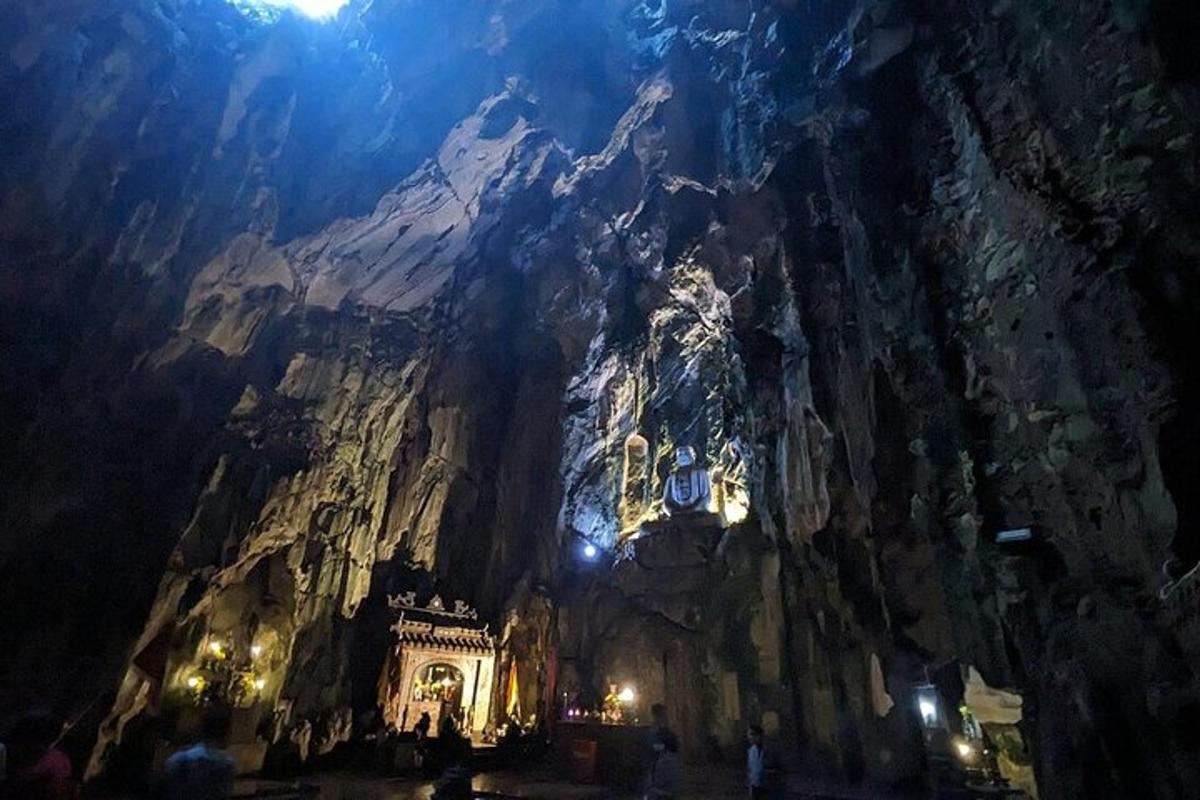 ένα κτίριο μπροστά από ένα βουνό τη νύχτα