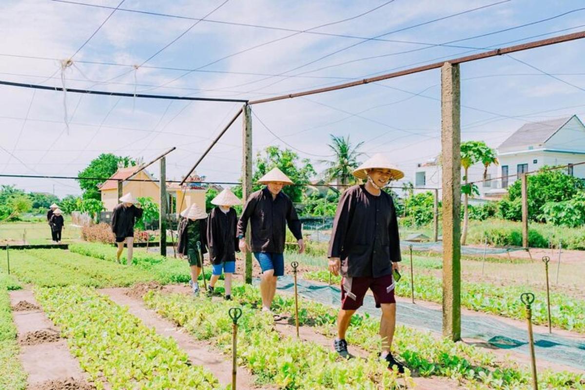 sekelompok orang berjalan di taman