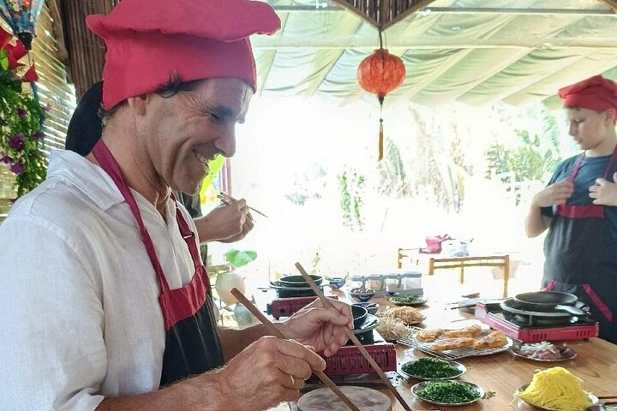 un bărbat cu o pălărie roșie mâncând la masă