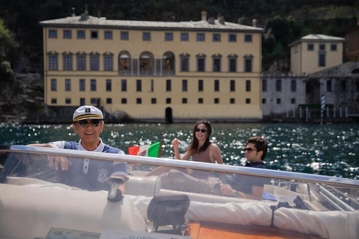 un gruppo di persone su una barca in acqua