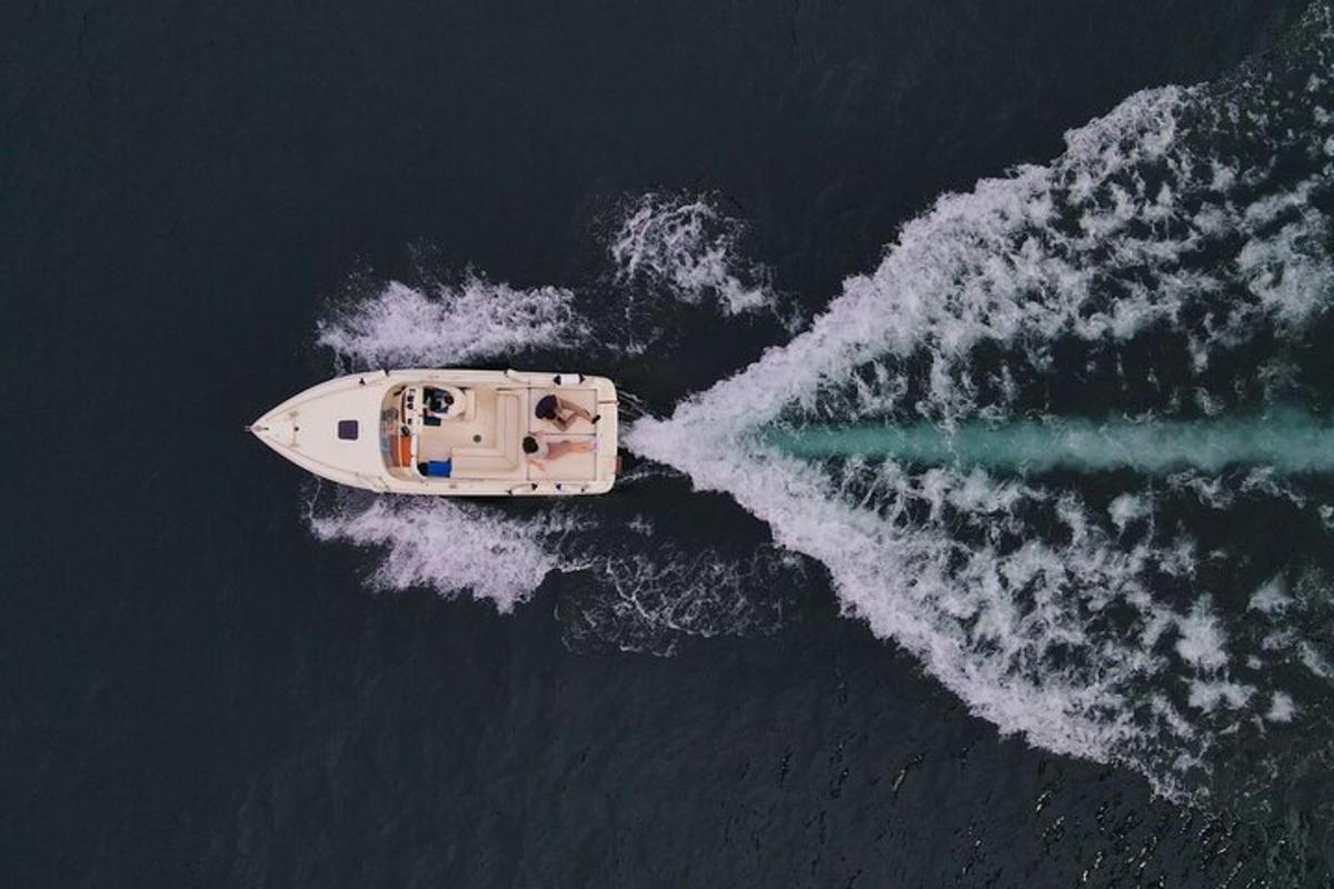 una vista aerea di una barca in acqua