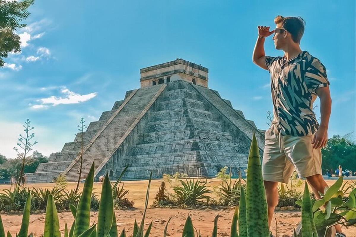 muž stojící před pyramidou