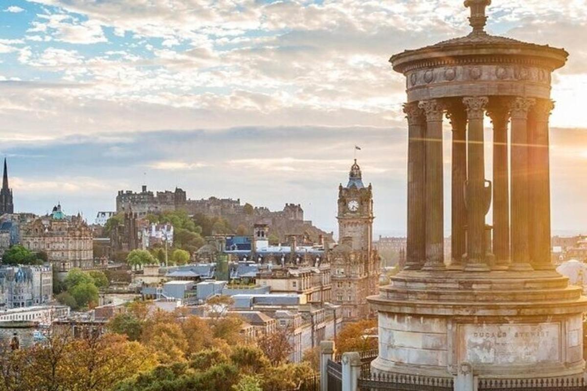 Pohled na město Edinburgh s hodinovou věží
