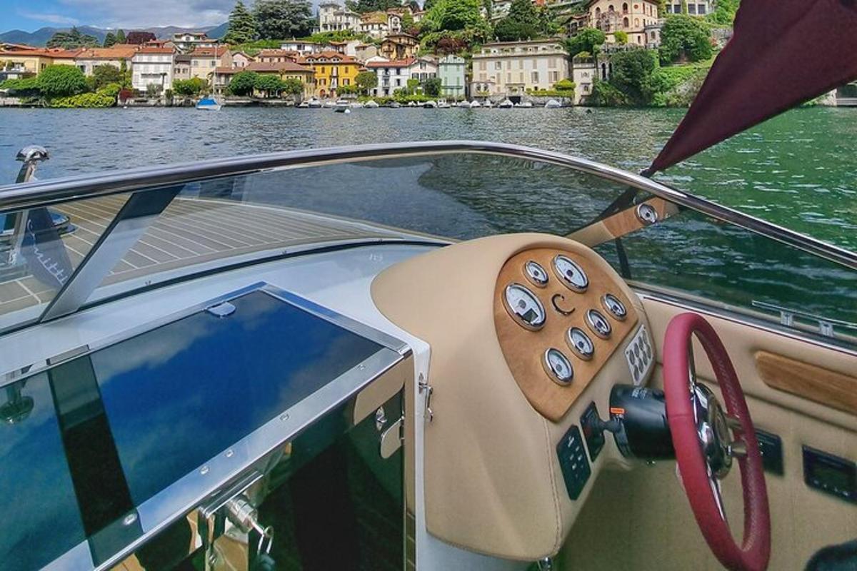 una vista della cabina di pilotaggio di una barca in acqua