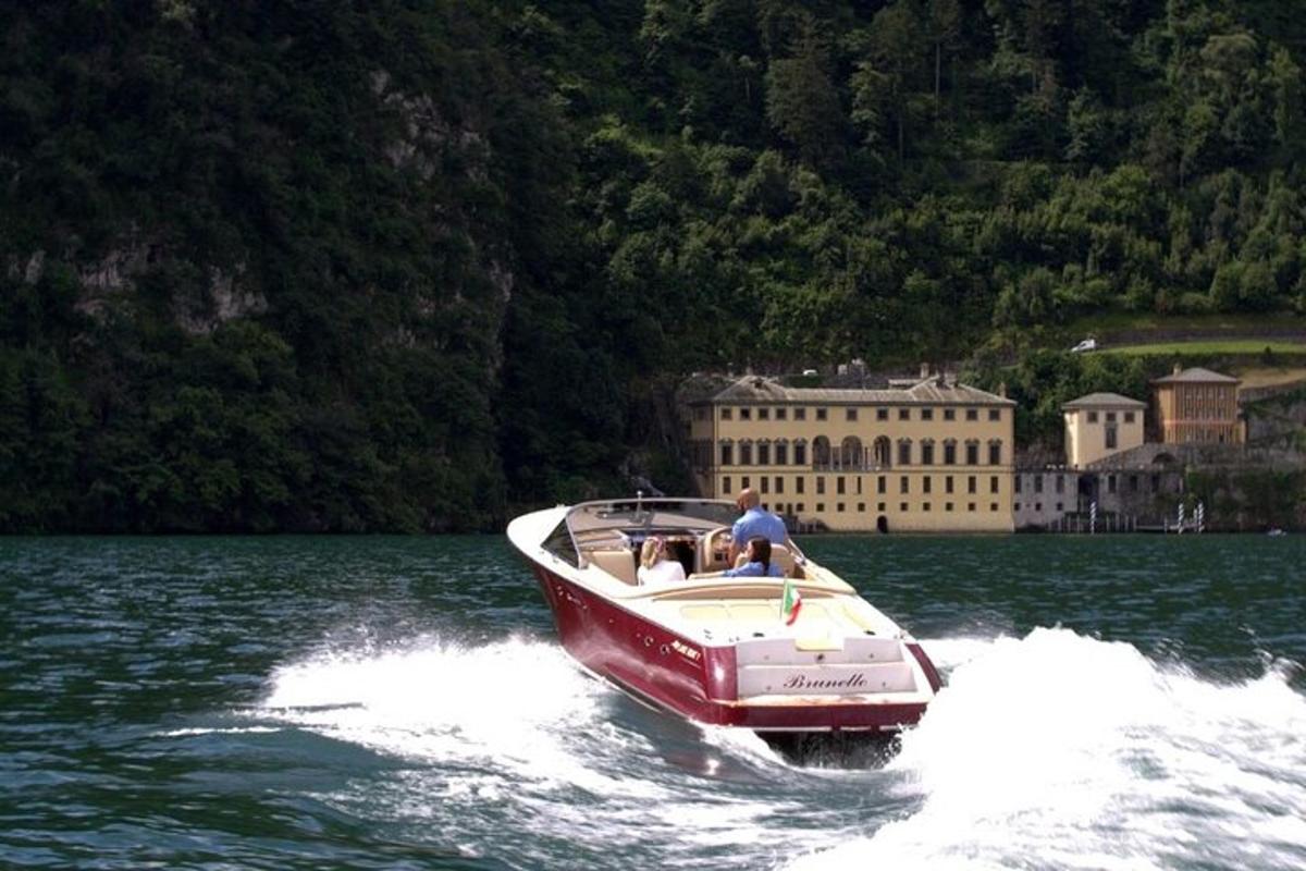 una barca rossa e bianca in acqua con un uomo