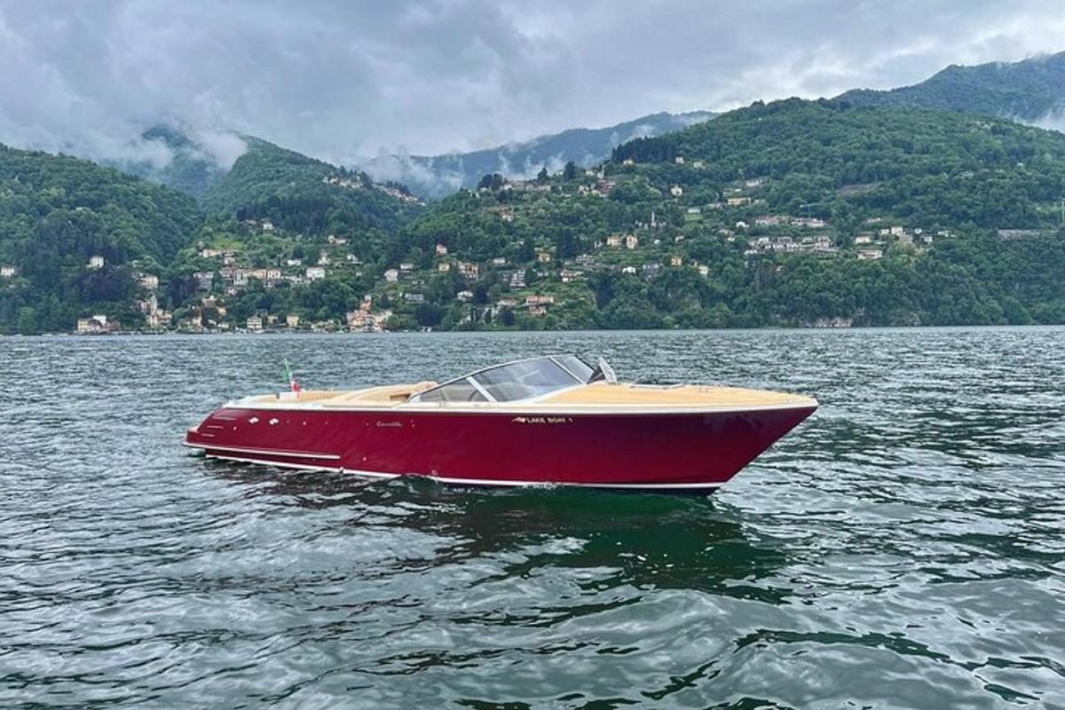 una barca rossa nell'acqua di un lago