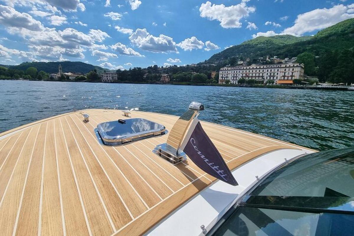 una barca con un ponte di legno su uno specchio d'acqua