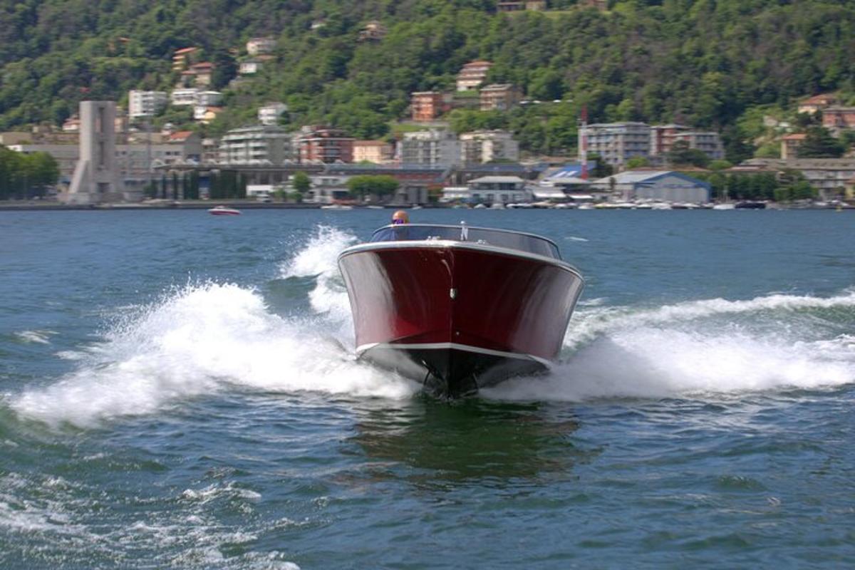 una barca è in acqua su un lago