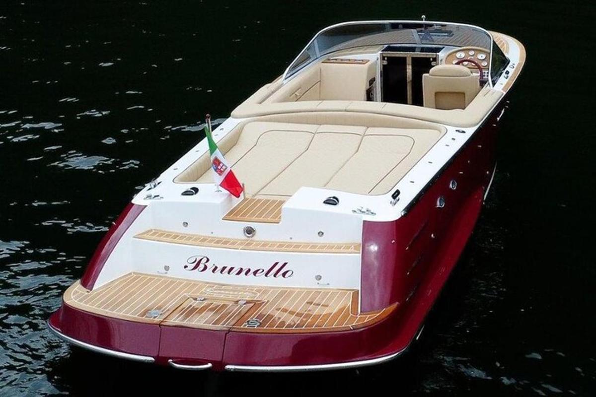 una barca rossa e bianca seduta nell'acqua