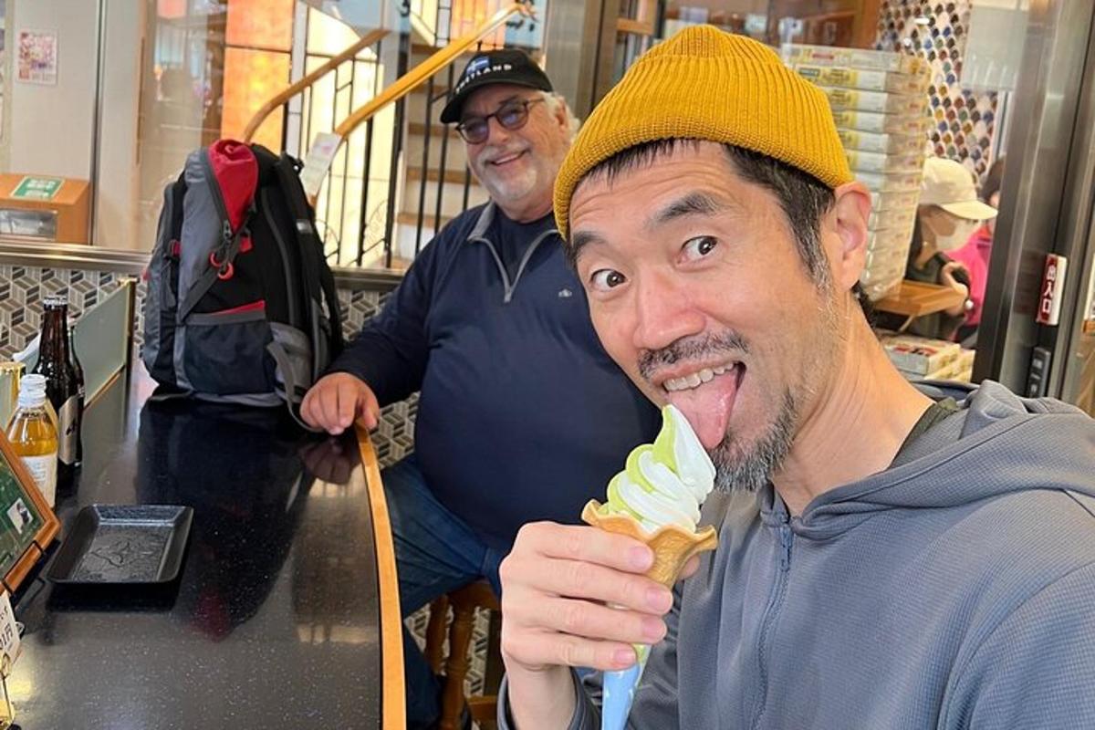 seorang lelaki sedang makan kon aiskrim di sebuah kedai