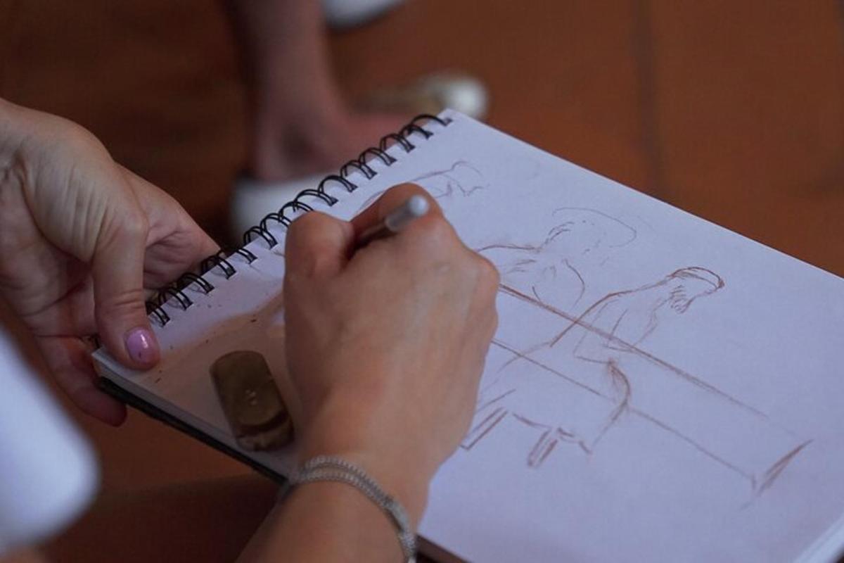 een vrouw die schrijft in een notitieboekje met een tekening erop