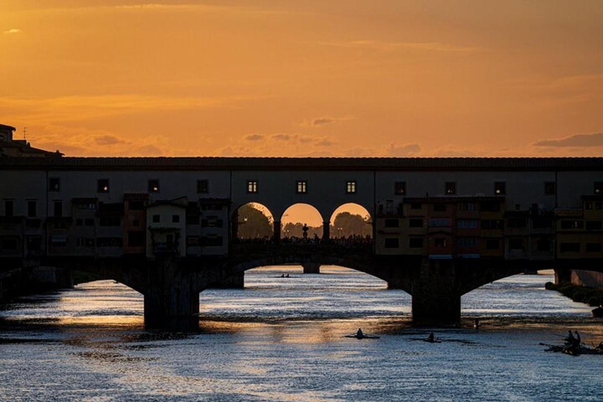 un puente sobre un cuerpo de agua al atardecer