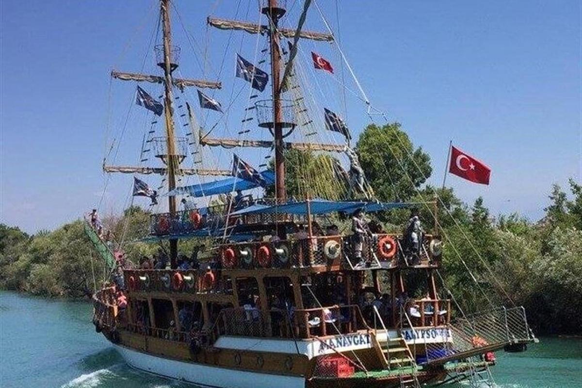 bot dengan bendera di atasnya di dalam air
