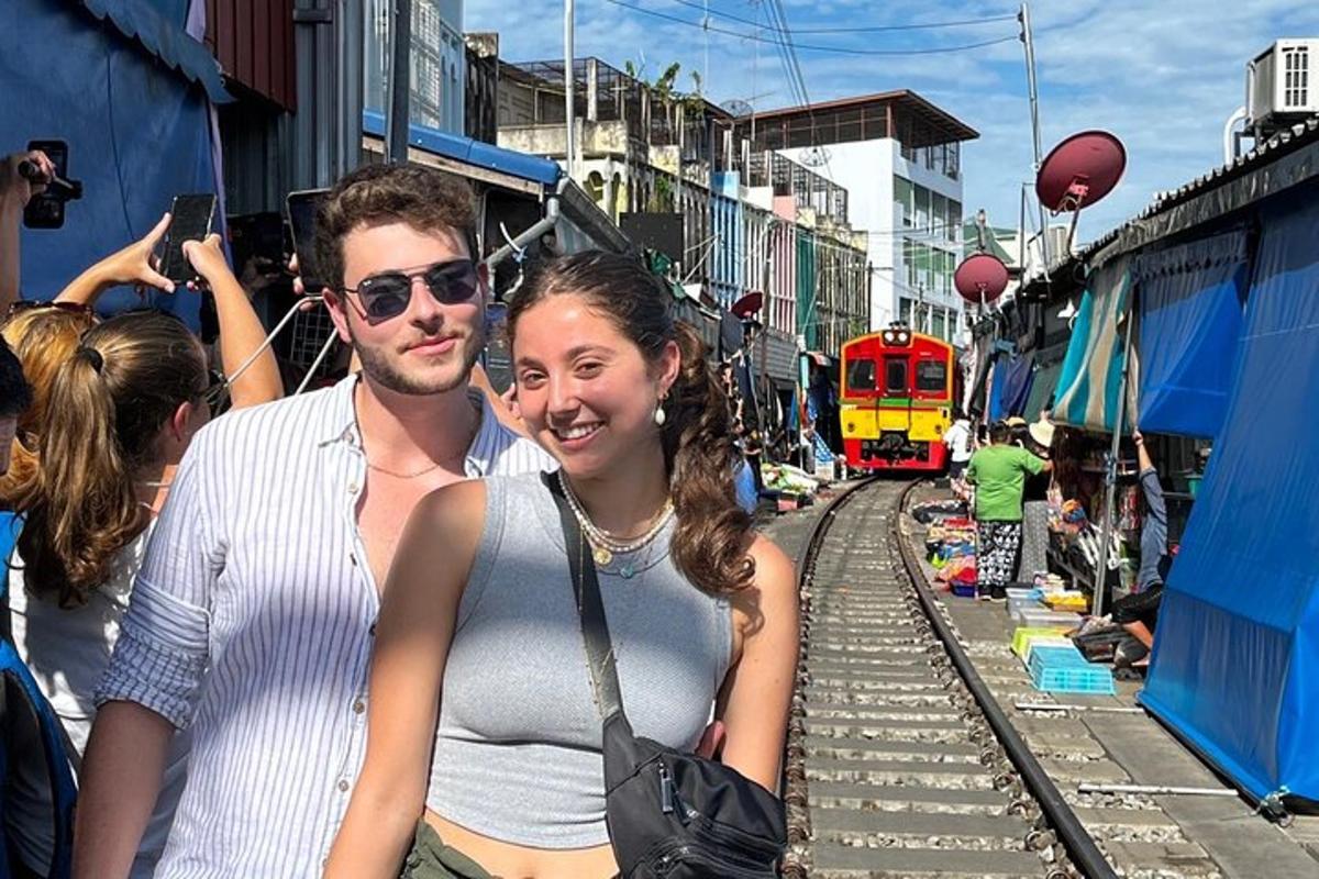 een man en een vrouw staan naast een trein