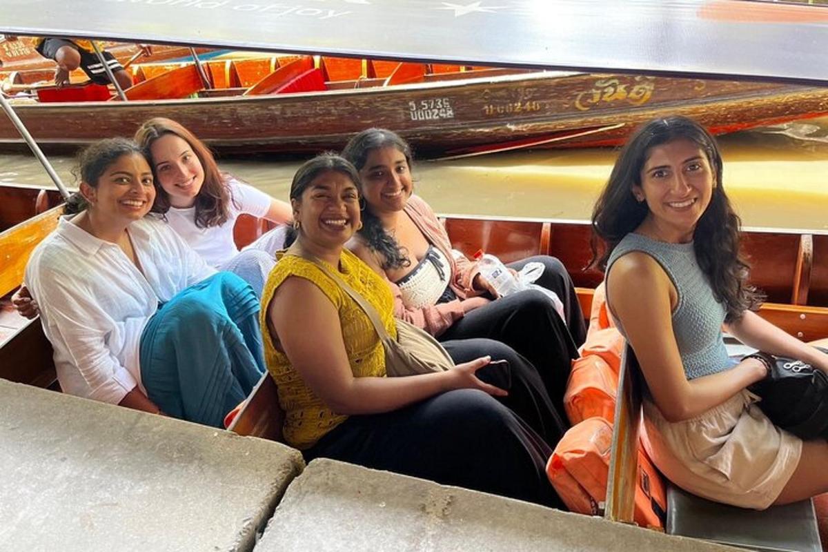 een groep vrouwen die op een boot zitten
