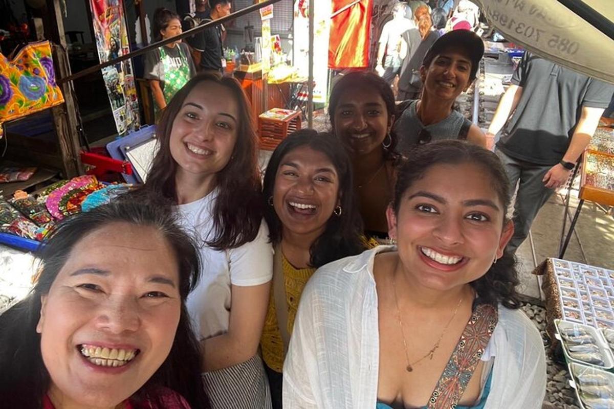 een groep vrouwen poseren voor een foto in een winkel