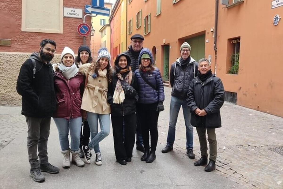 un gruppo di persone che posano per una foto in strada