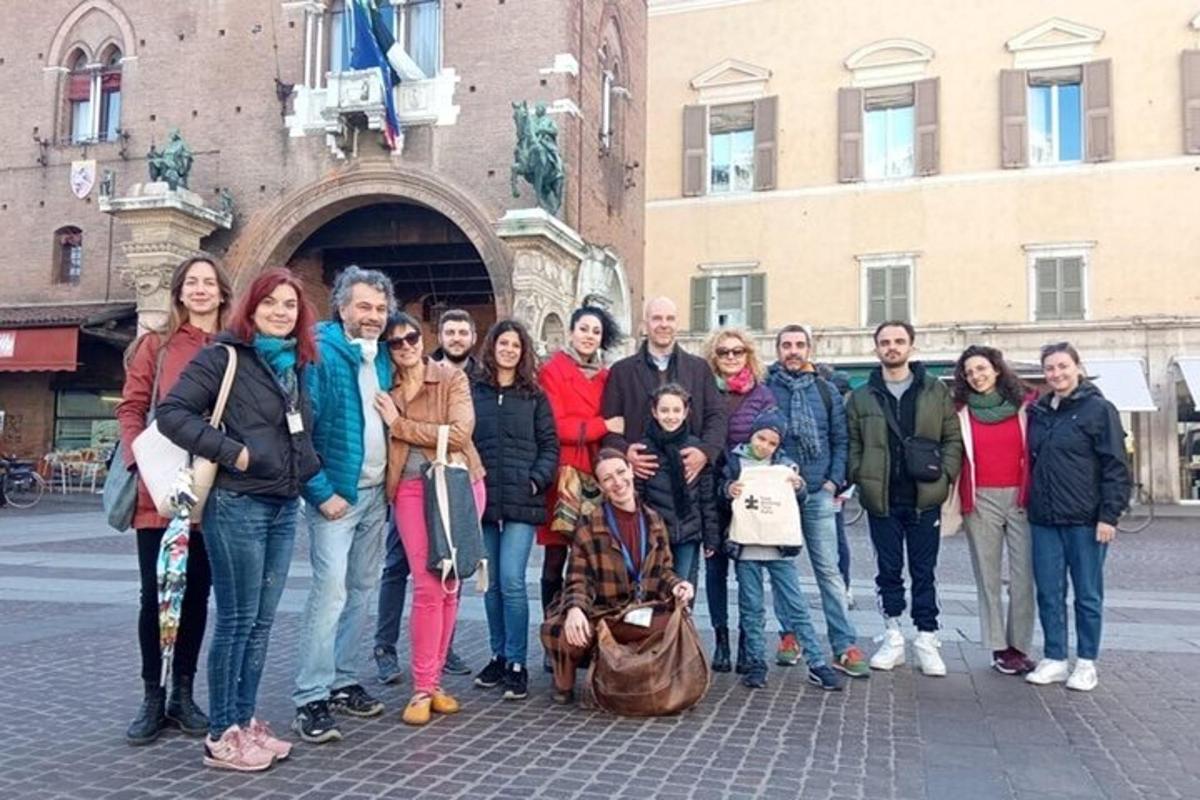 un gruppo di persone in posa per una foto davanti a un edificio