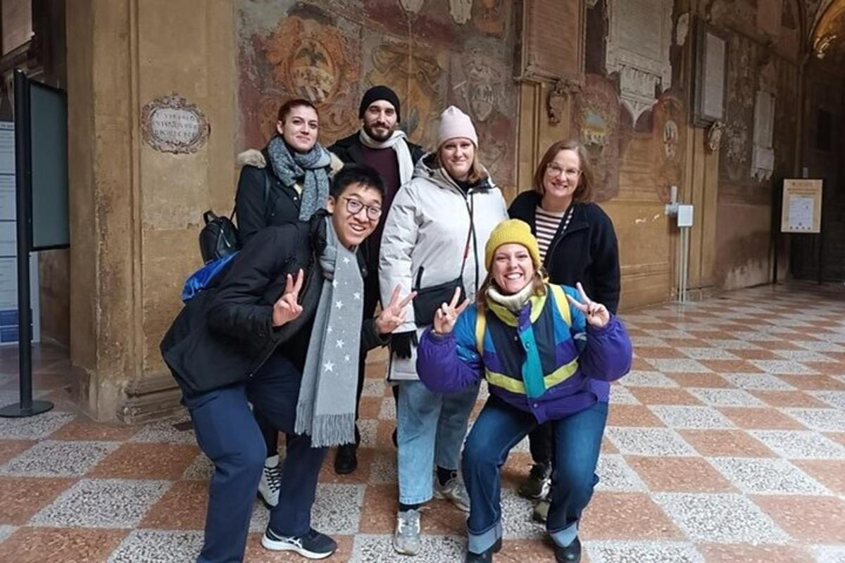 un gruppo di persone che posano per una foto in un edificio