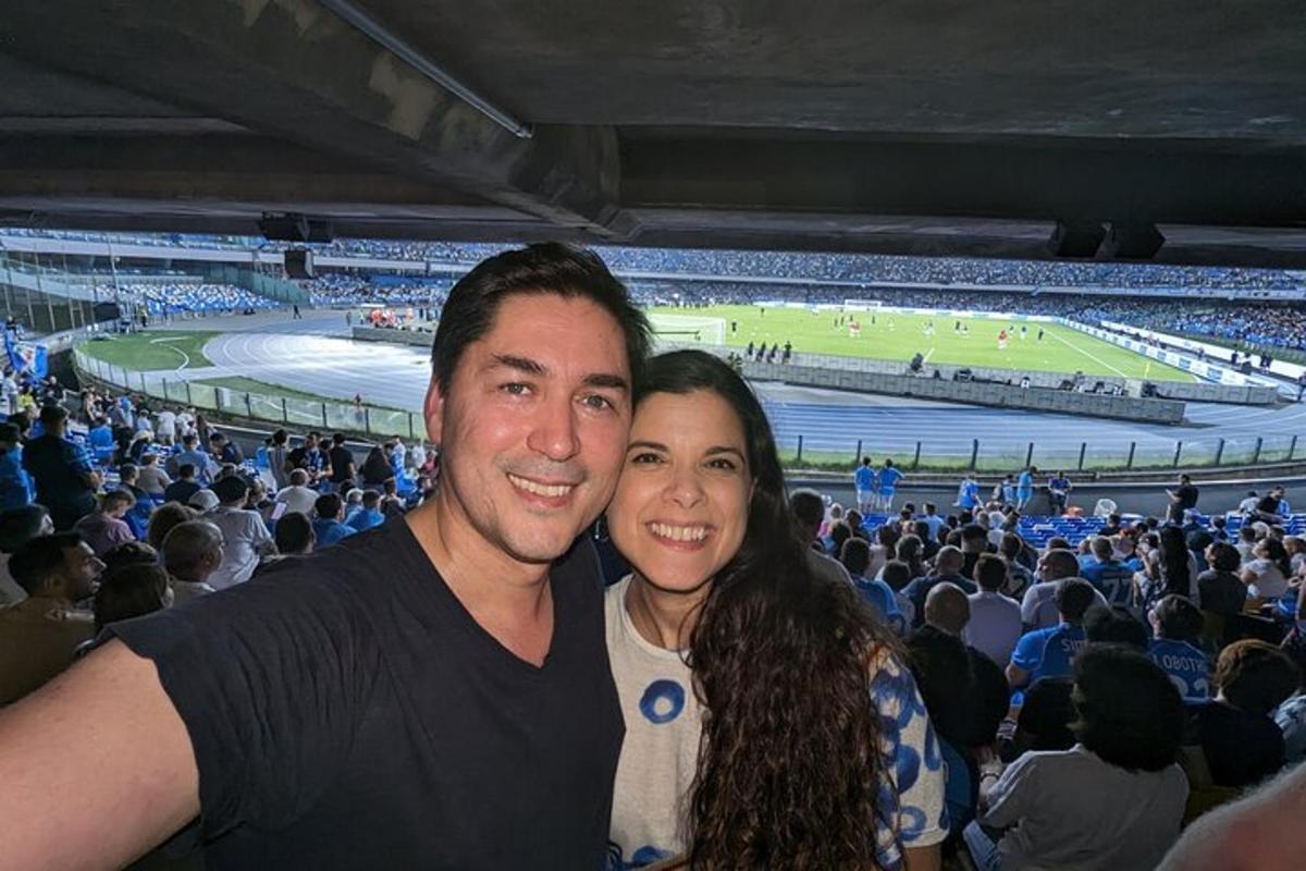 muž a žena pózují pro fotografii na stadionu
