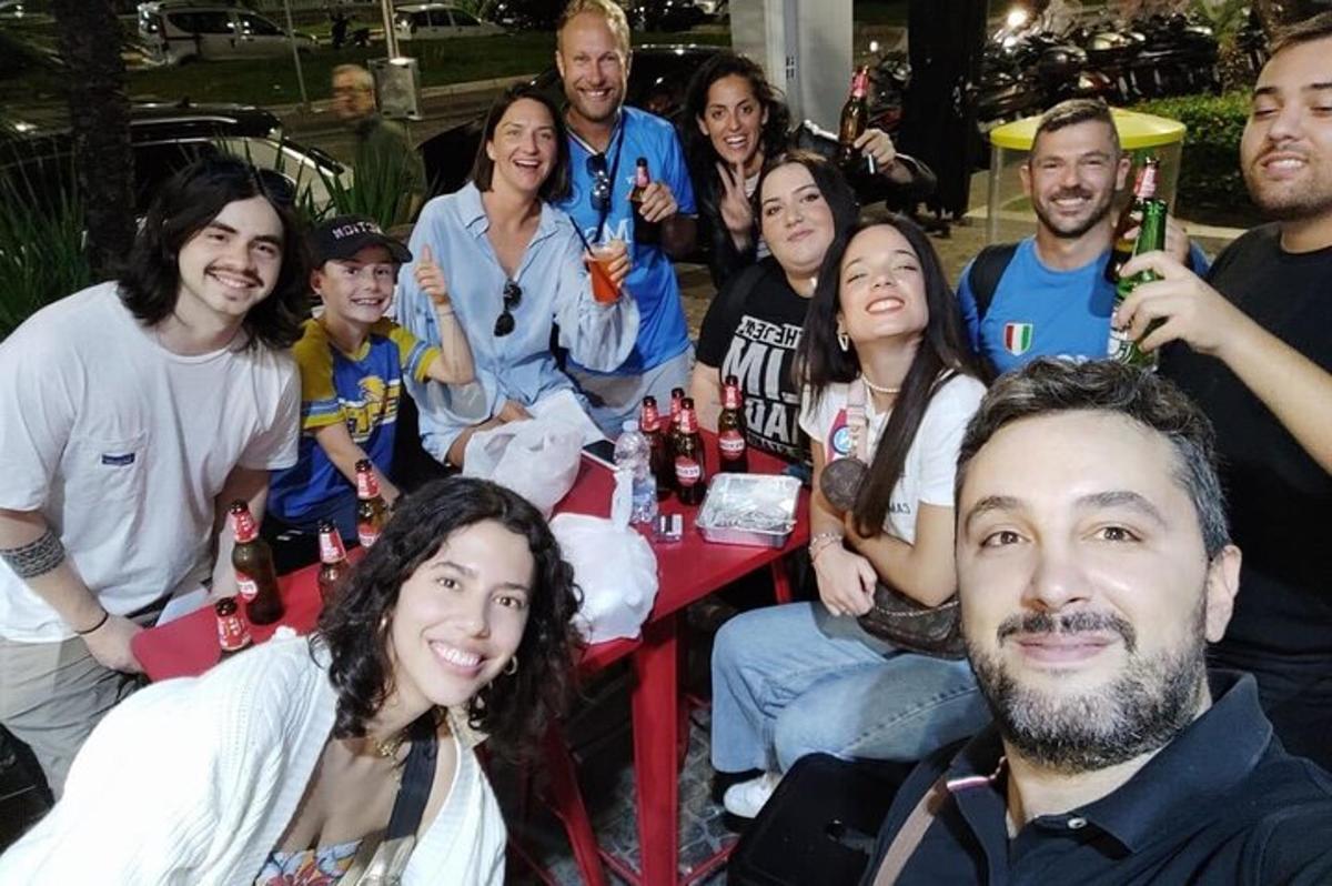içeceklerle bir masanın etrafında oturan bir grup insan
