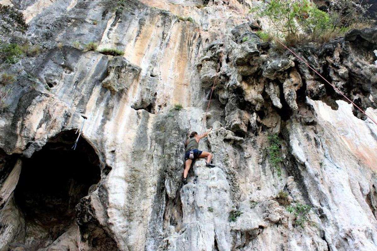 un uomo su una roccia che si arrampica in una grotta