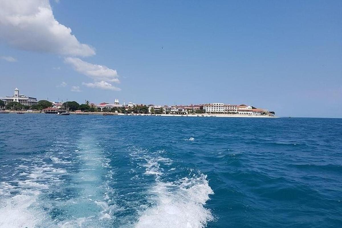pohled ze zadní části lodi v oceánu