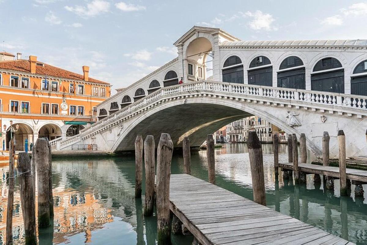 un ponte sopra un fiume in una città