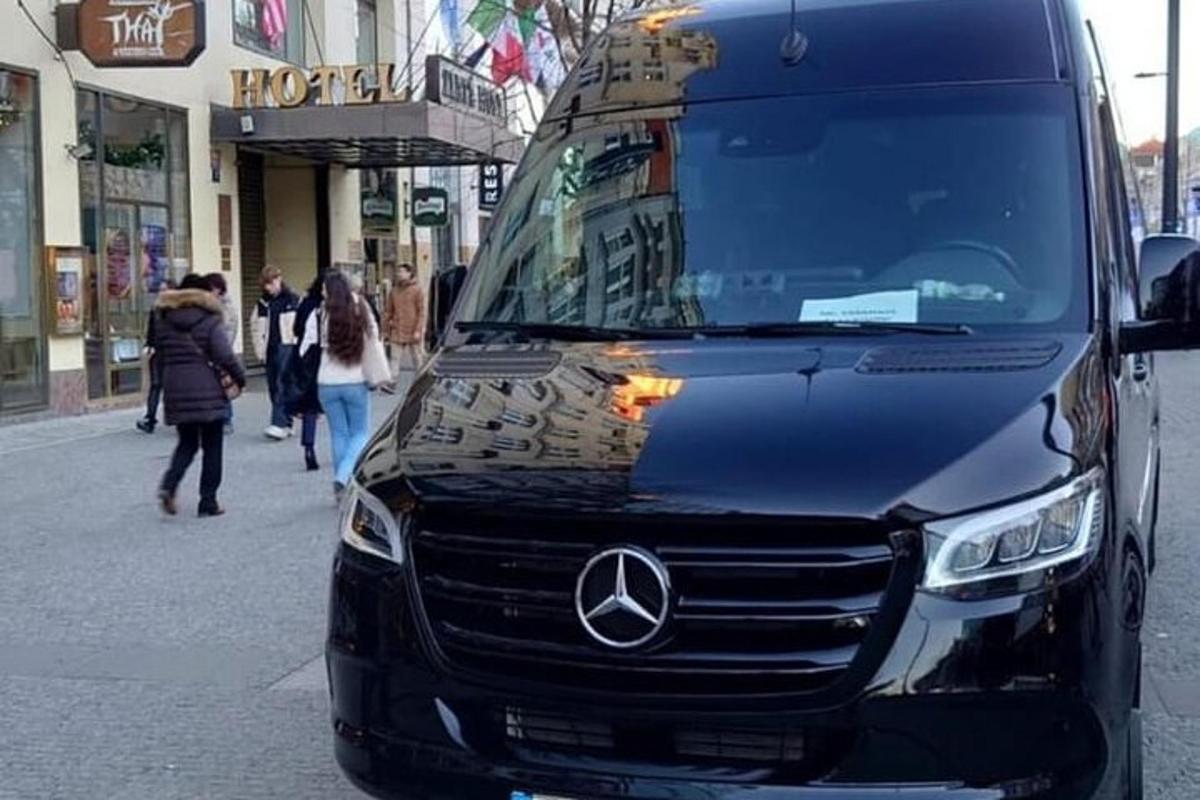 un furgone Mercedes Benz parcheggiato su una strada cittadina
