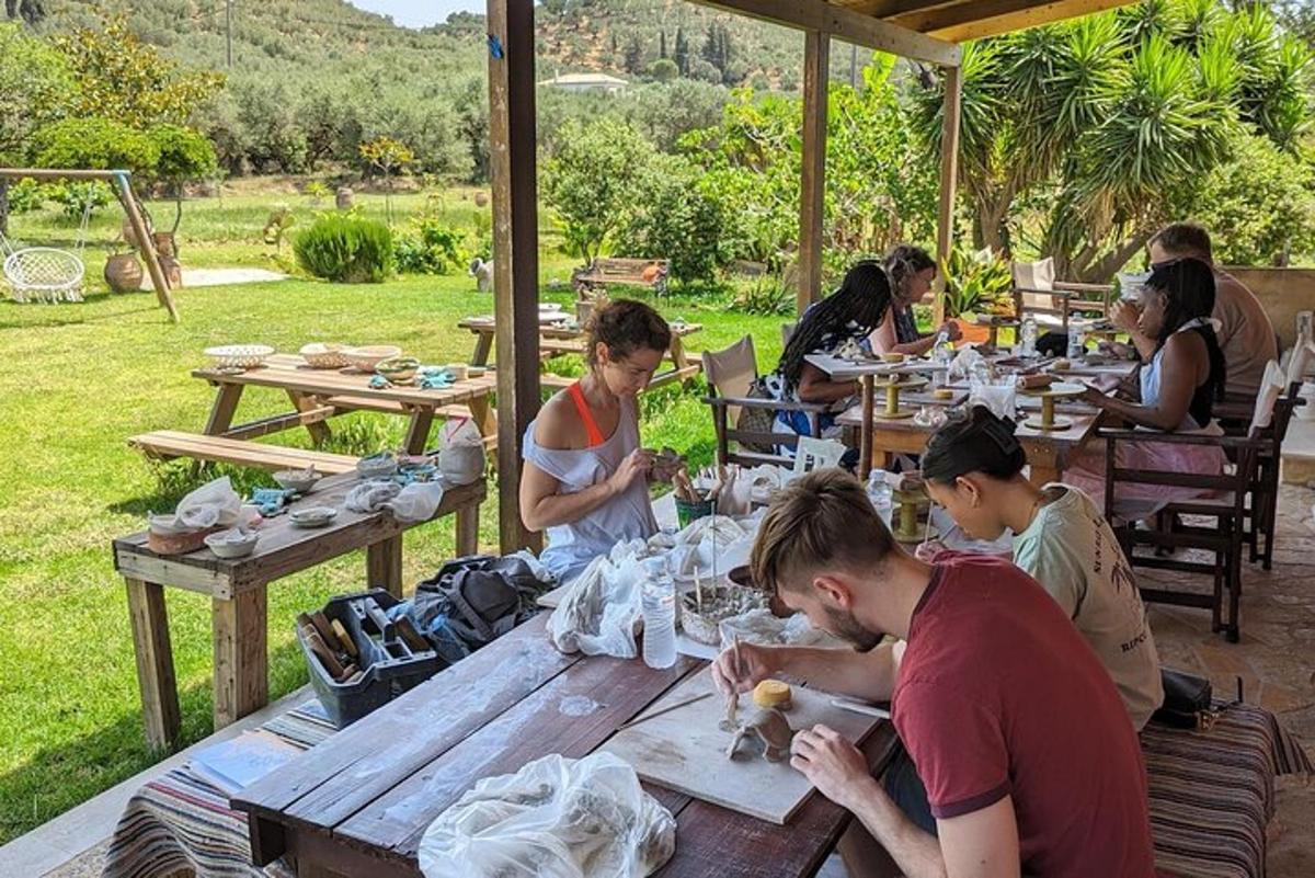 skupina lidí sedících u piknikového stolu