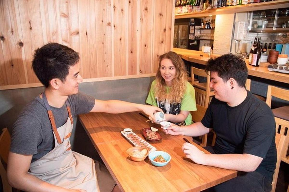 レストランのテーブルに座っている3人