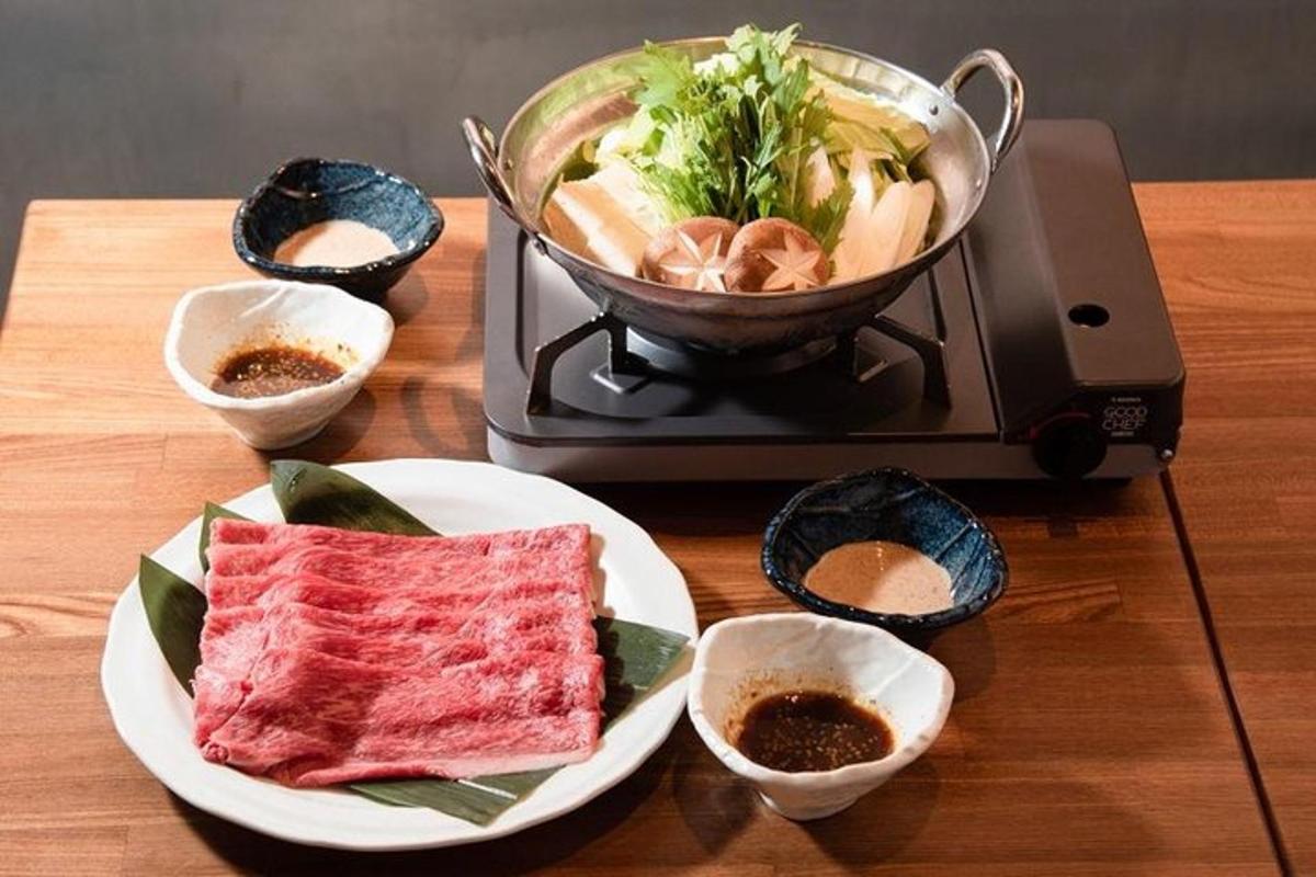 ミキサーの横に食べ物の皿が置かれたテーブル