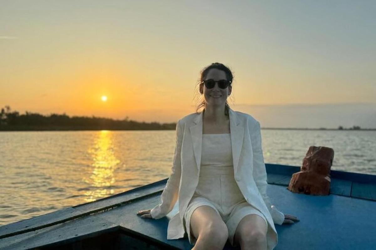 žena sedící na lodi na vodě