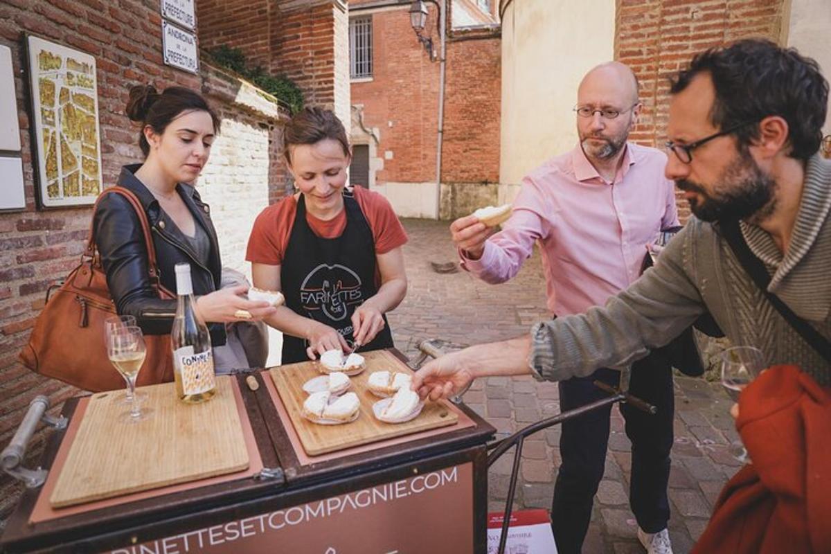 un gruppo di persone in piedi attorno a un tavolo con del cibo