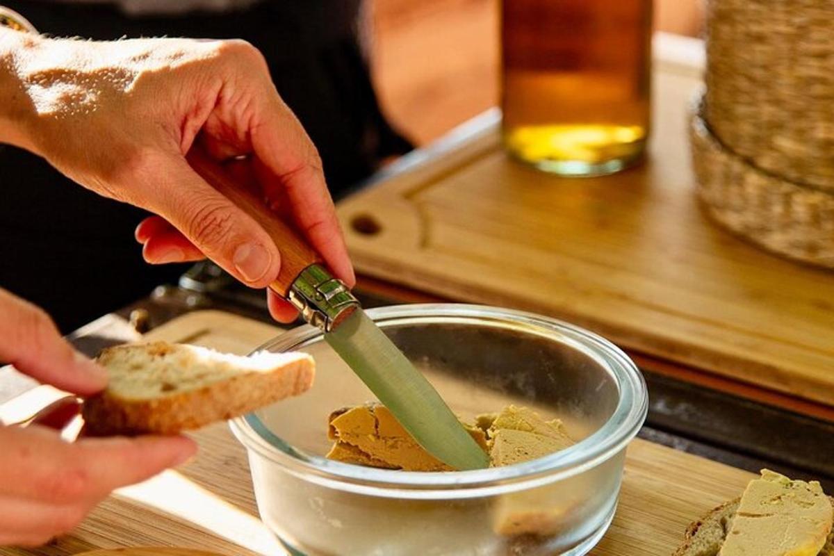 una persona che taglia un pezzo di pane con un coltello