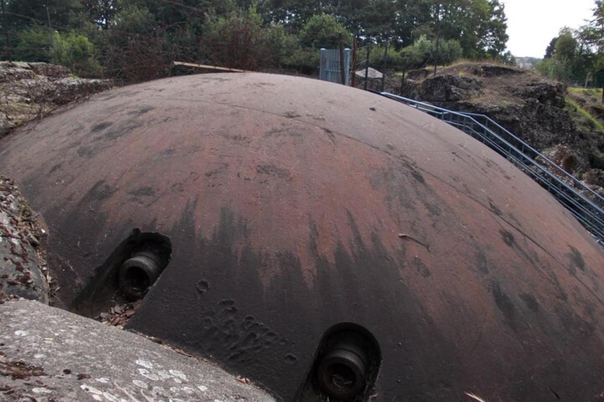 een close-up van een metalen voorwerp op een heuvel