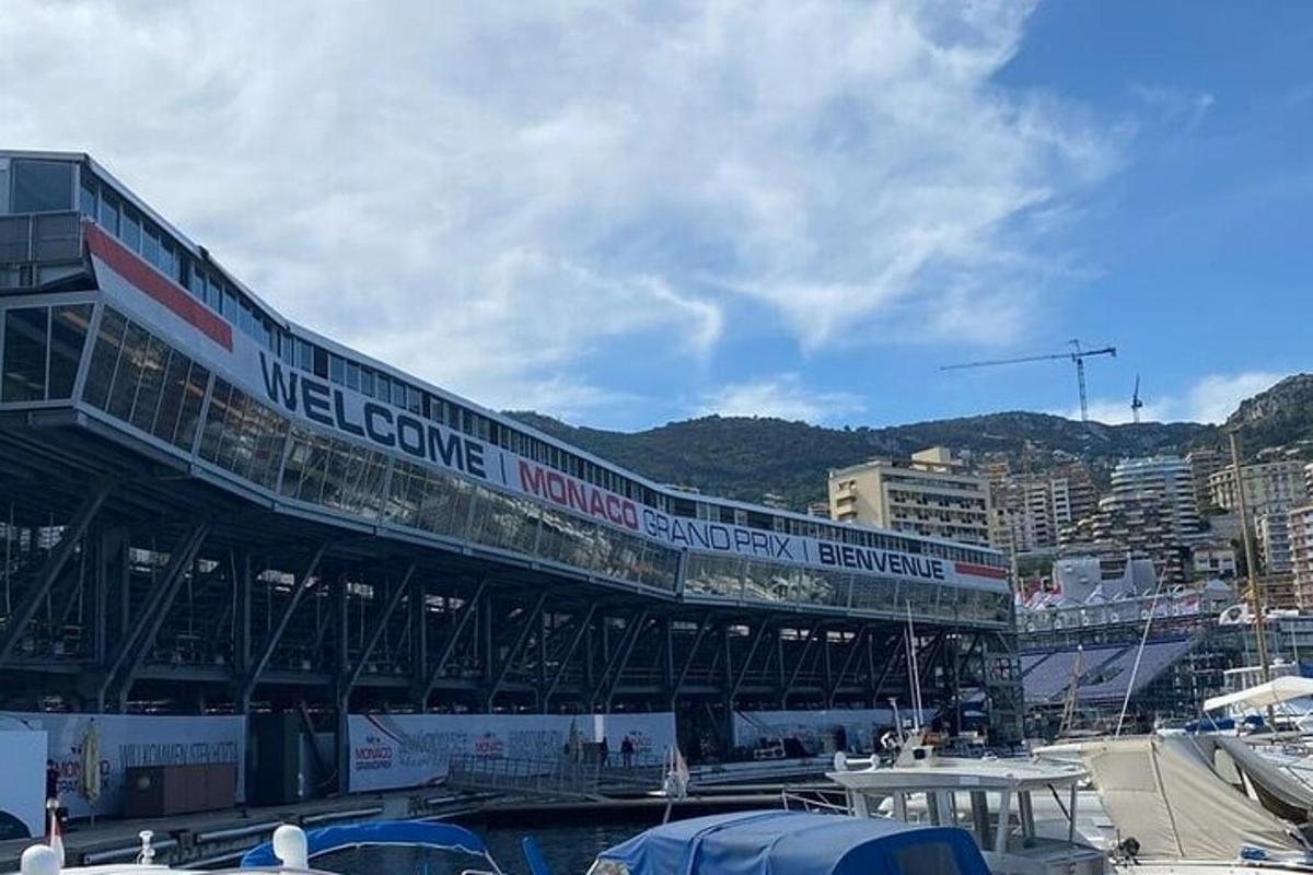 um estádio com uma faixa na lateral