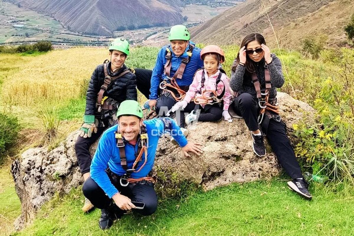 un grup de persones assegudes en una roca