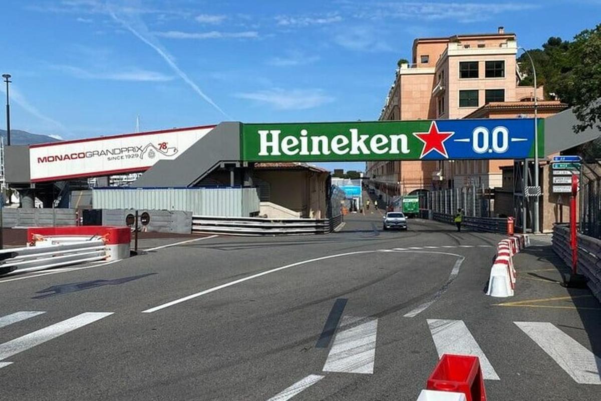 čerpací stanice s nápisem Heineken