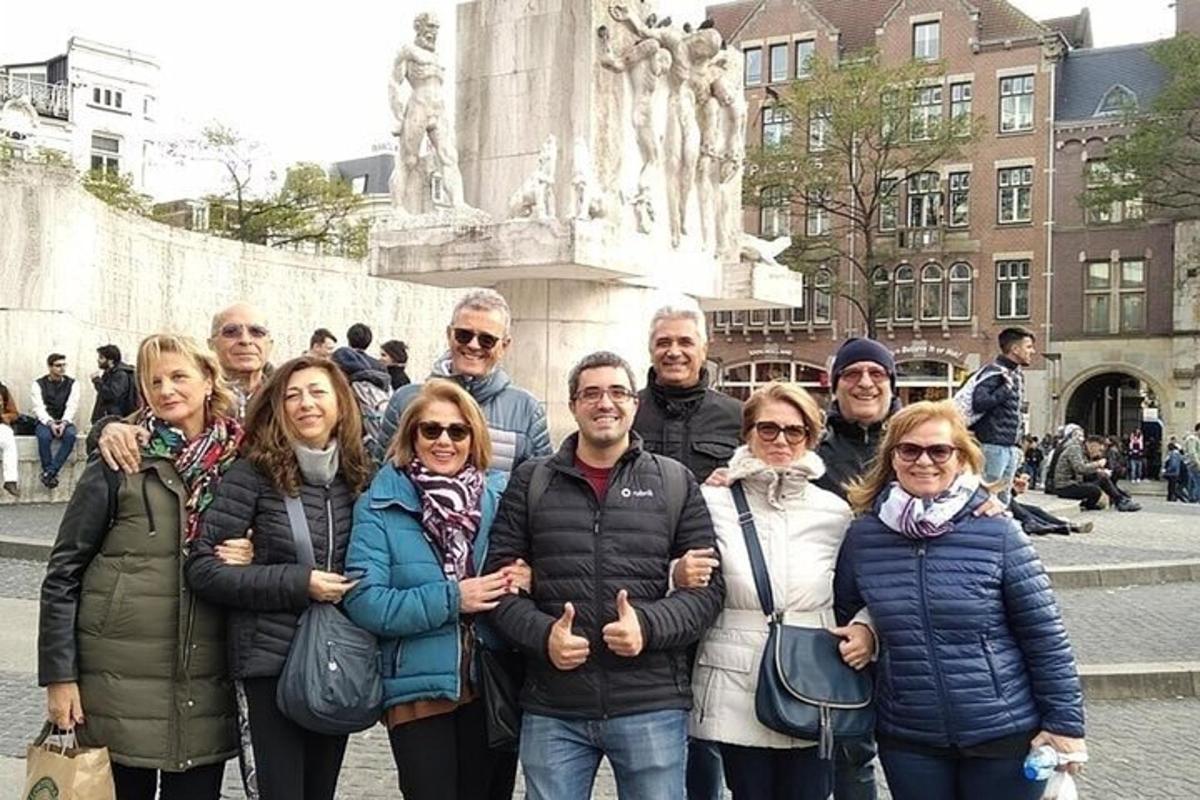 un gruppo di persone in piedi davanti a un monumento